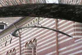 Arco della Costa (Arch of the Rib) between Piazza dell' Erbe and Piazza dei Signori, destined to fall upon the first just person to pass beneath it.